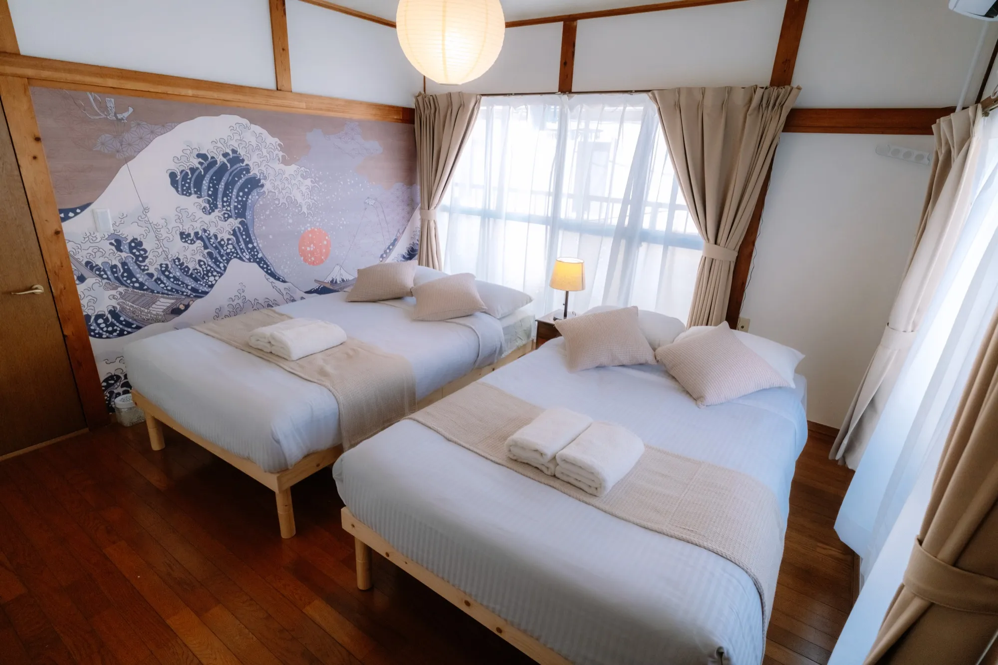 Kimiko Jujo House(十条)— 本記事で数字を紹介している物件のひとつ。浮世絵「神奈川沖浪裏」の壁画があるベッドルーム